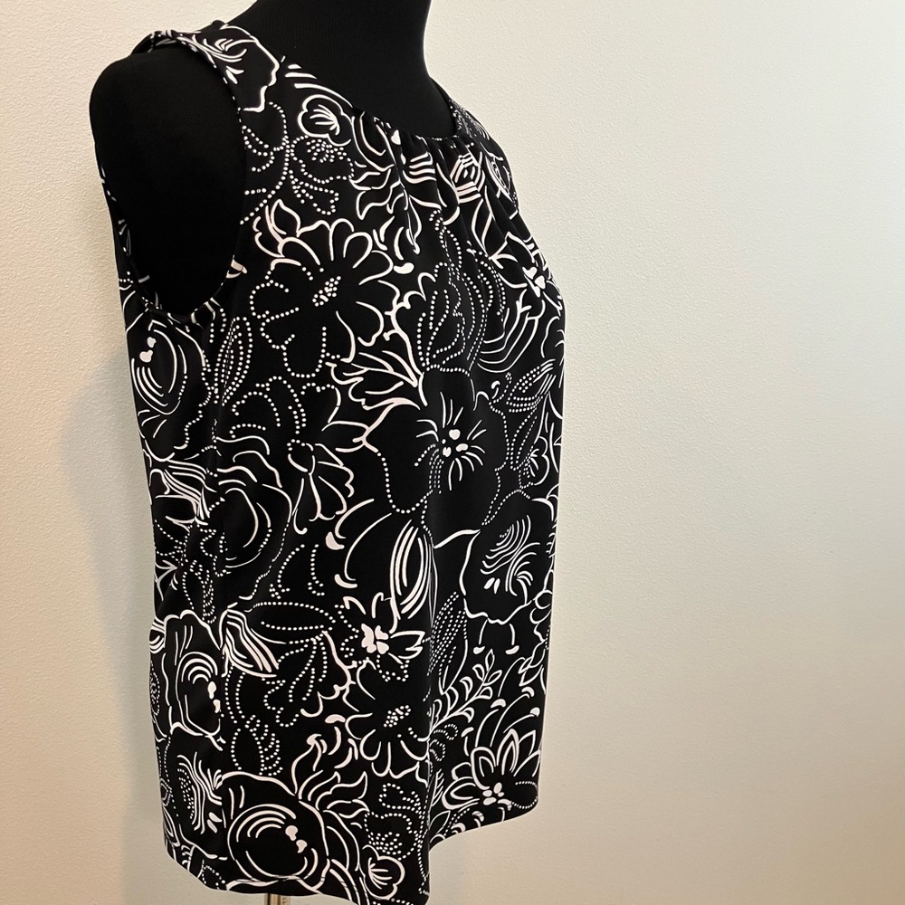 Black & White Floral Sleeveless Blouse - Picture 2 of 9